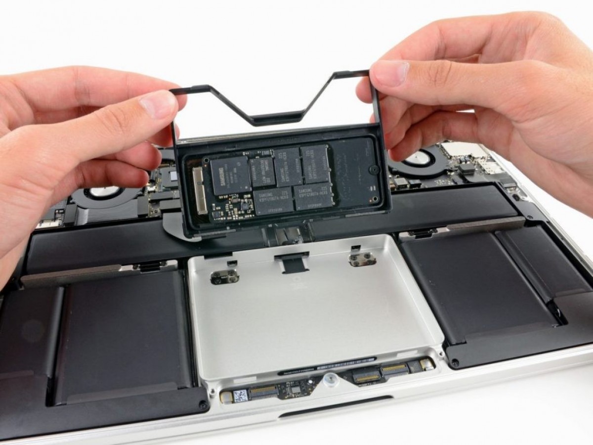 Best repairing center for Apple macbook in Delhi - solutionhubtech